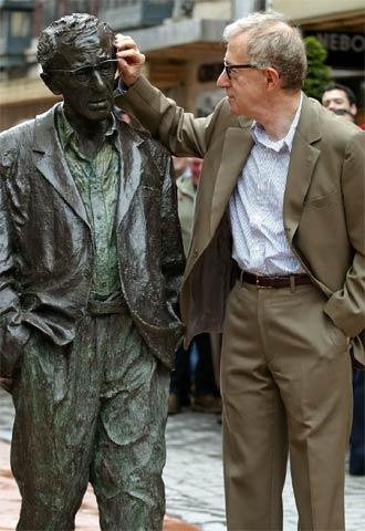 Si se quitase ese gilipollas de enmedio, podríais ver mejor la estatua de Woody Allen