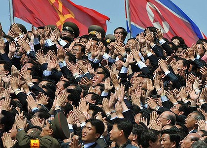 Una actitud prudente en los mítines políticos norcoreanos, pero de muy mala educación en el resto de contextos