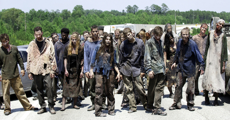 Toda esa gente tosiendo al unísono... ¿Será la típica pandemia de las películas, que acaba convirtiendo a todo el mundo en zombi?