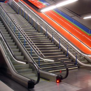 Recordad que yo vivo en  Madrid, donde el estado habitual de las escaleras mecánicas del metro es "estropeadas"